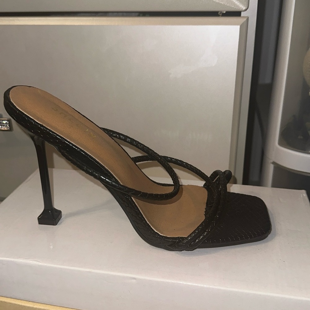 Toe strap heels